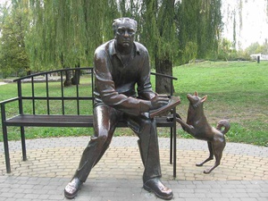 Скульптурная композиция Краевед посвященная краеведам области в образе Шмелева Ю.Н. центральная аллея парка культуры и отдыха им. В.И. Ленина